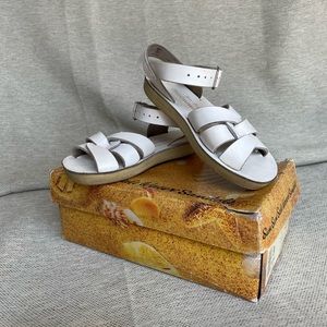 White Hoy Swimmer Sandal. Size 9 T